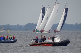 Inhaalwedstrijd IFKS skûtsjesilen bij Echtenerbrug op het Tjeukemeer druk bezocht