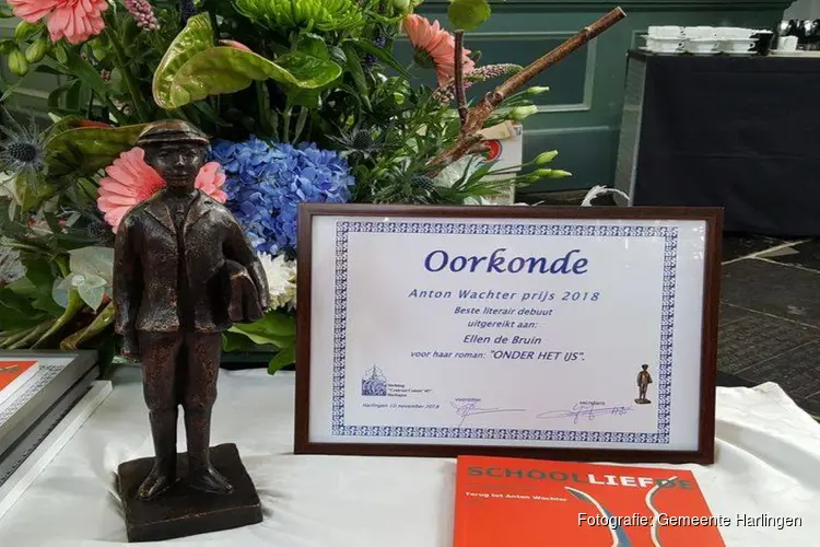 Burgemeester Roel Sluiter reikt Anton Wachterprijs uit