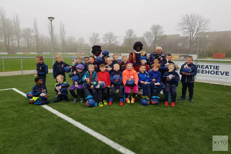 Blije gezichten tijdens Pietentraining bij fc Harlingen