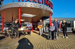 Vrijwilligers fc Harlingen in het zonnetje gezet met Karavaan van de Vriendschap