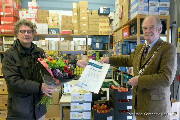 Gemeentelijke draagspeld uitgereikt aan de voedselbank