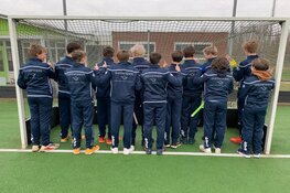 Queenfishers B.V. sponsort nieuwe trainingspakken voor de jongens C1 van Harlinger Mixed Hockeyclub