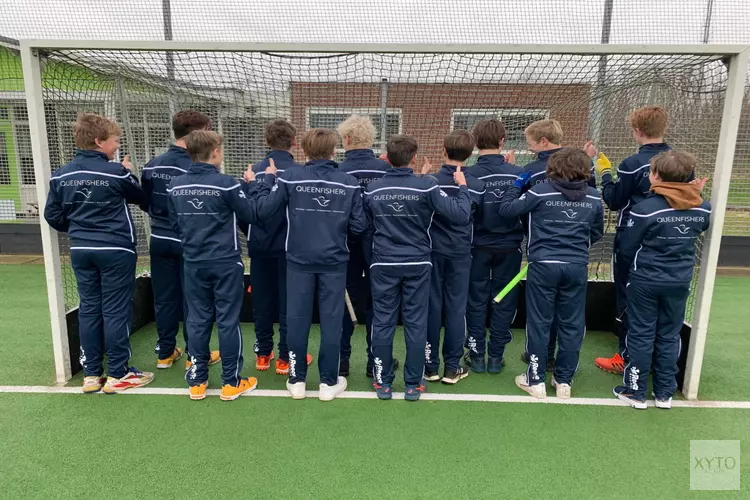 Queenfishers B.V. sponsort nieuwe trainingspakken voor de jongens C1 van Harlinger Mixed Hockeyclub