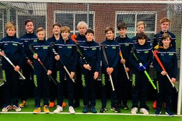 Queenfishers B.V. sponsort nieuwe trainingspakken voor de jongens C1 van Harlinger Mixed Hockeyclub