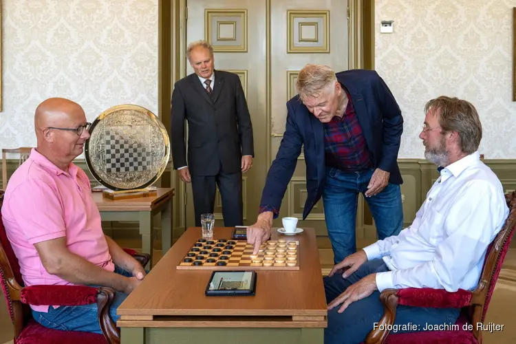 Wethouder Harry Boon opent WK Fries Dammen met eerste zet