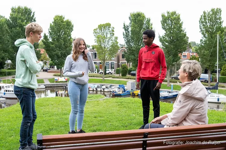 Jongeren laten in stadsexcursie belangrijke plekken zien aan burgemeester