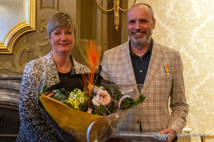 Raadslid Tjepke van der Pol koninklijk onderscheiden