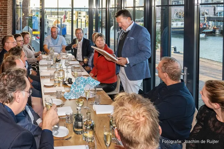 Jan Reier Arends ontvangt gemeentelijke draagspeld