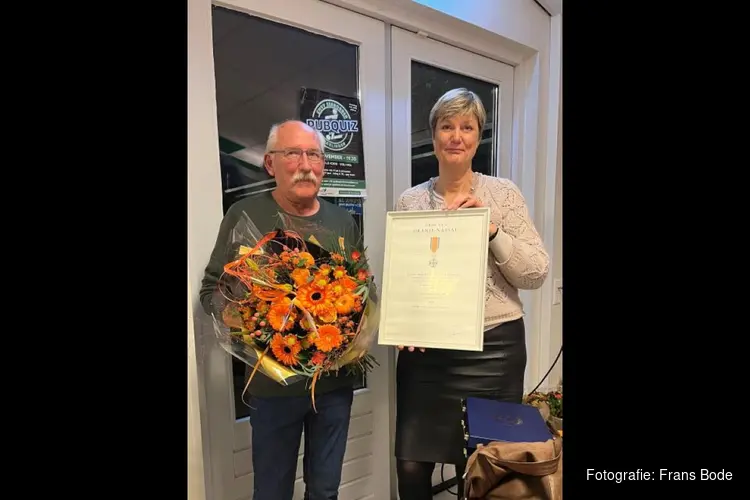 Matthijs (Thijs) de Vries krijgt Koninklijke Onderscheiding tijdens een bijzondere gelegenheid