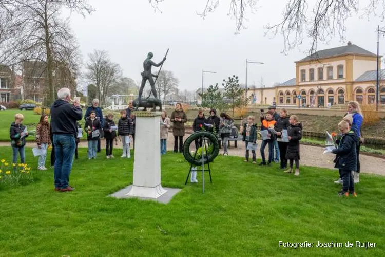 Basisschool leerlingen herdenken bevrijding van Harlingen
