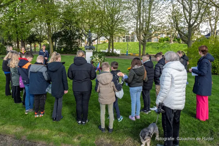 Basisschool leerlingen herdenken bevrijding van Harlingen