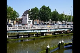 Raadhuisbrug weer op z’n plek in nieuwe kleuren