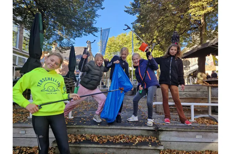 Vrijwilligers in actie tegen zwerfafval tijdens: start Skjin Wetter Week