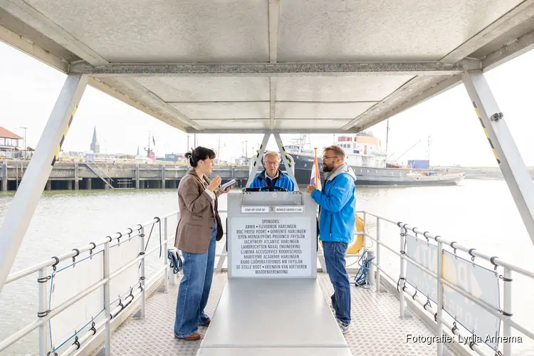 Twee schippers over De Walvis van Harlingen
