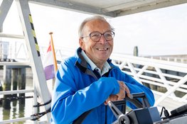 Twee schippers over De Walvis van Harlingen