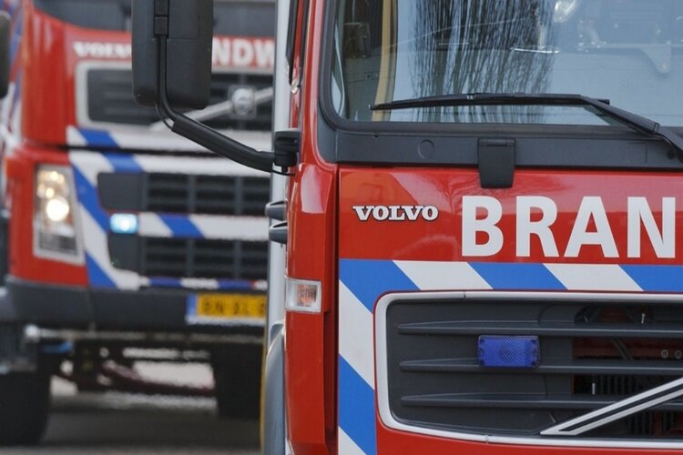 Bus compleet verwoest door brand bij Pietersbierum