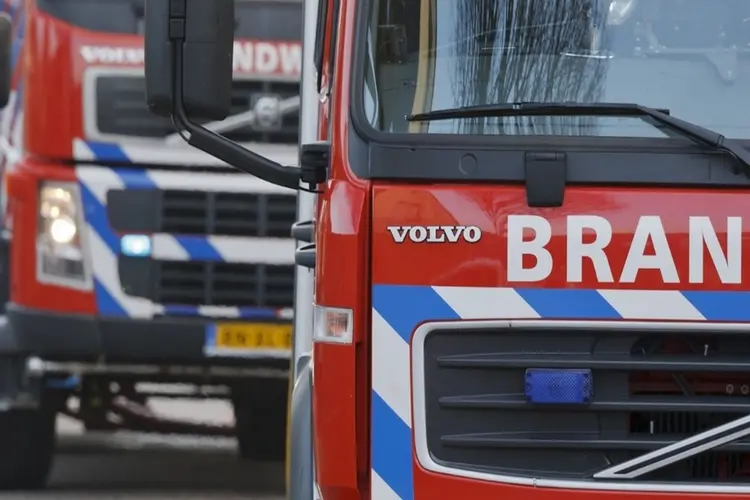 Bus compleet verwoest door brand bij Pietersbierum